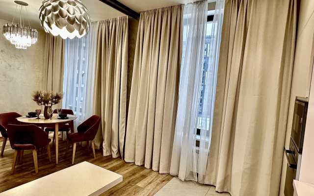 Dizaynerskiy 2-kh komnatny lyuks Flat