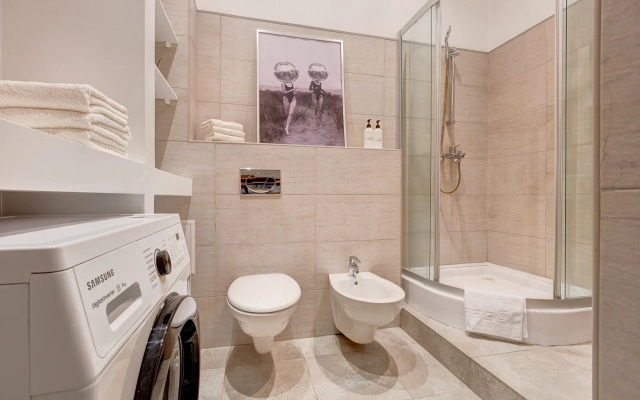 V stile disko u Strelki na Vasilevskom Flat