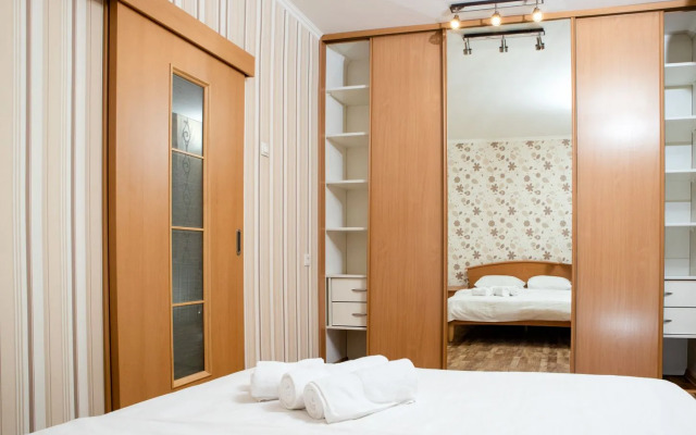 Апартаменты Просторная 2х Комнатная на Алексеева 115