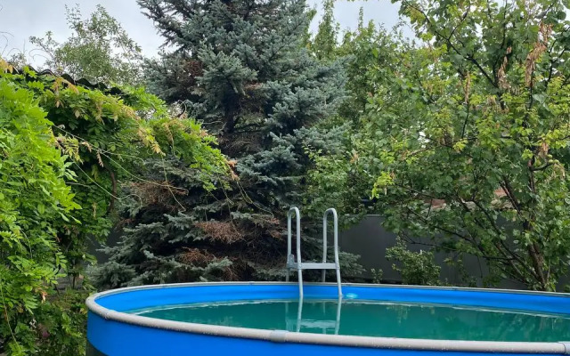 S Sadom I Basseynom Private house