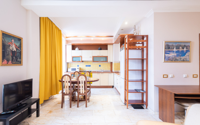 Ryadom S Krasnoy Ploschadyyu Flat