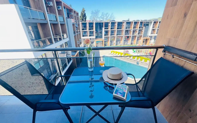 Dizaynerskie S Basseynom Apartments