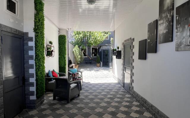 Comfort With Green Refreshing Interior Apartments