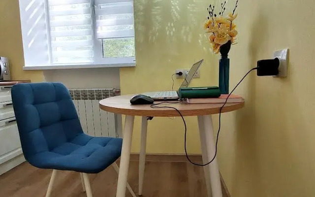 Biznes V Tsvetuschem Dvorike Flat