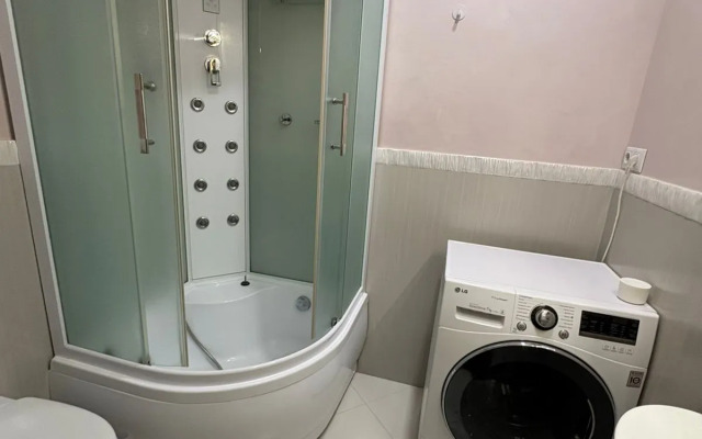 Bolshoy Lyuks s Dzhakuzi i Vidom na Gorod Flat