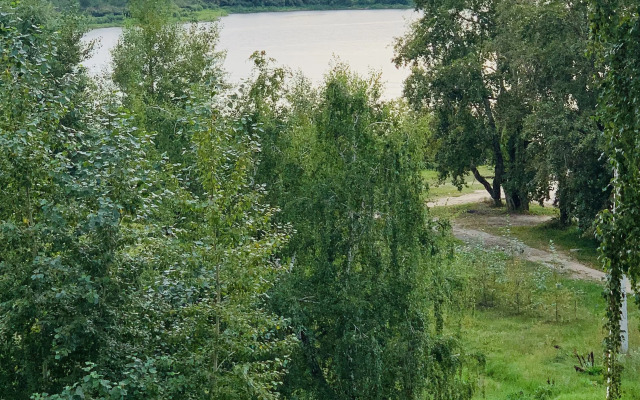 Uyutnay U Ozera V Teni Sosnovogo Parka Flat