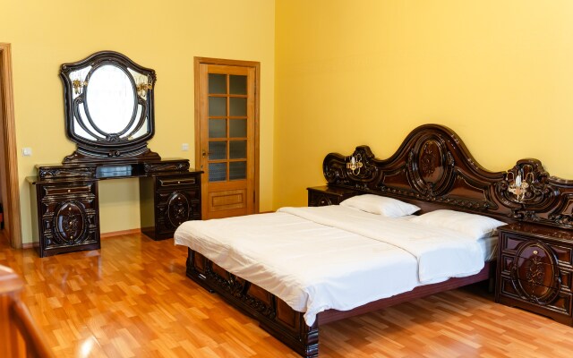 Gold Triangle BM 11 Apartments