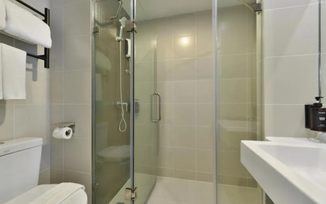 Отель The Grass Serviced Suites