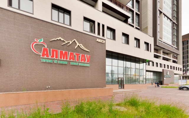V Tsentre Astanyi s Vidom iz Okna Apartments