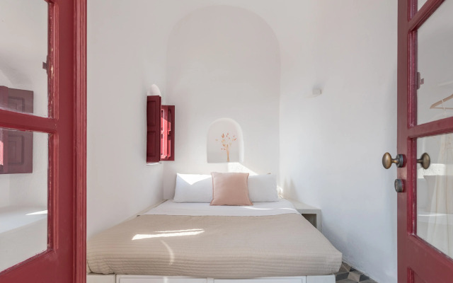 Parathira Cave Houses by Oia Villa