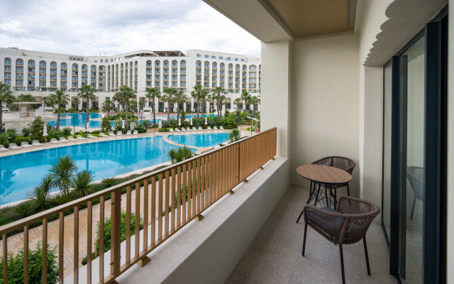 Dvukhmestnyye Marisol Amber s vidom na bassein Apartments