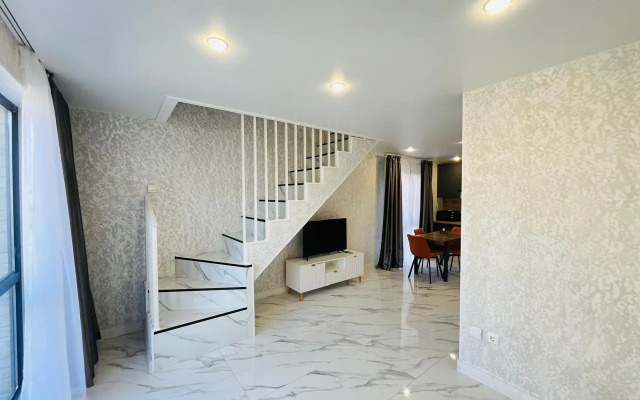 Tryokhkomnatnaya kvartira s vidom na basseyn Apartments