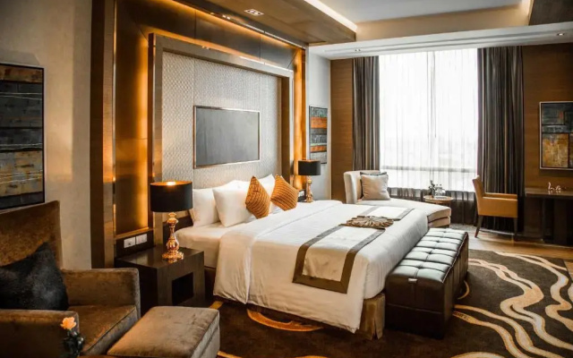 Отель The Grand Fourwings Convention Hotel