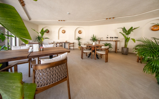 Prive Suite Side & Spa  (Adult Only 16+)