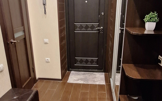 U Aeroporta Tolmachevo Flat