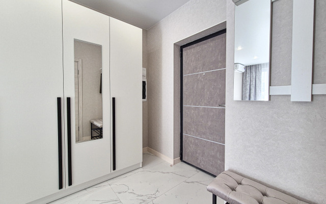 S Balkonom v Odnom iz Samykh Zelenykh Rayonov Sochi Flat