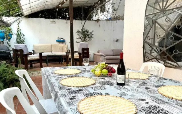 Vintazhnye S Odnoy Spalney I S Bolshim Patio Apartments