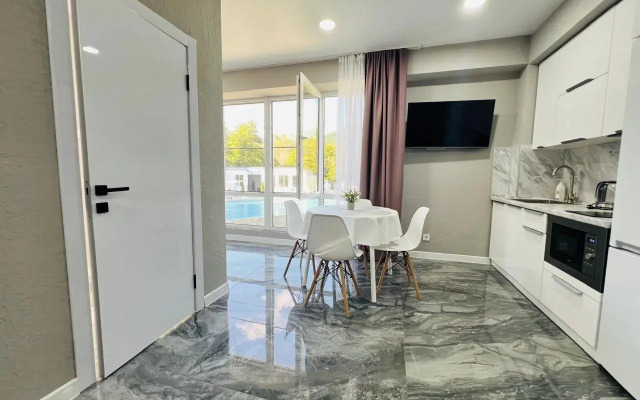 Yevrodvushka S Vidom Na Basseyn Apartments