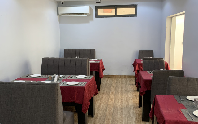 Отель Focus Holiday Inn