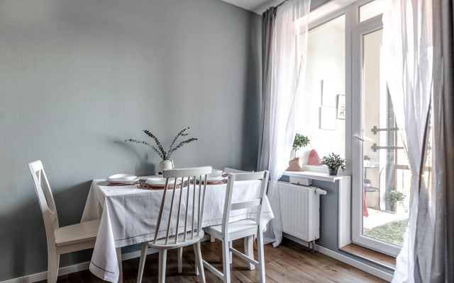 S balkonom i krasivym vidom u metro Apartments