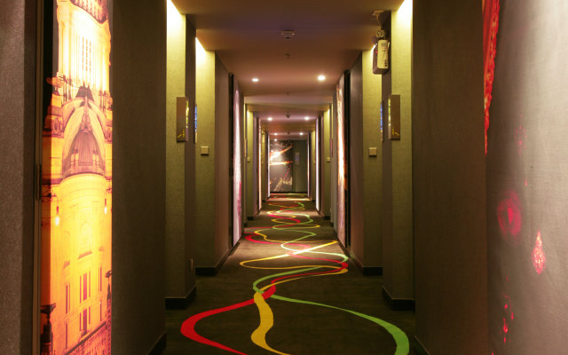 Отель Galleria 10 Bangkok Hotel By Compass Hospitality