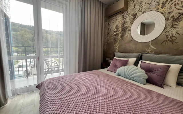 Dlya Tryokh Gostey S Balkonom Apartments