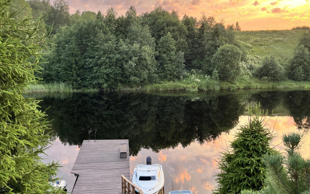 Частный дом у реки