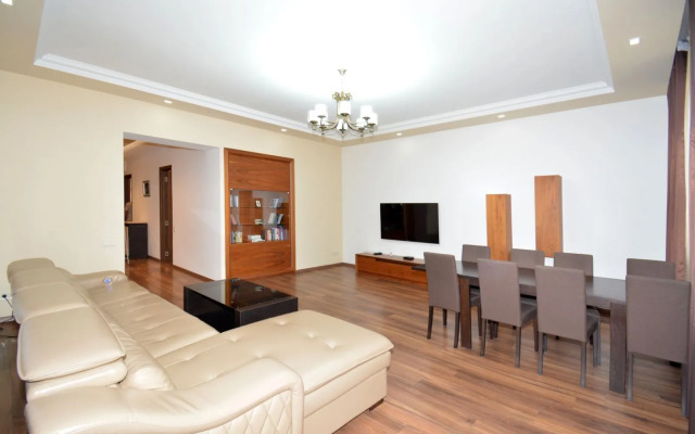 3-K Kvartira v Novostroyke na Ulitse Arama Flat