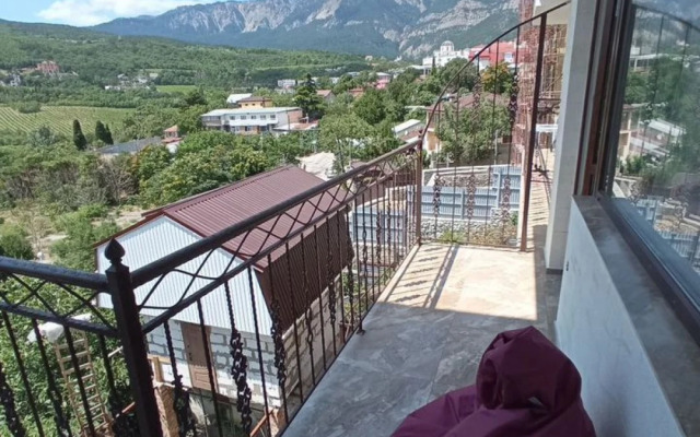 Na Bolshevistskoy 5 Private House