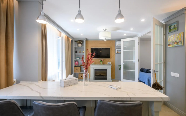 Uyutnaya s dizaynerskim remontom Flat