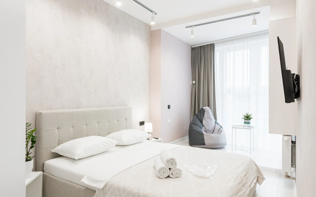 Dizaynerskiye na 24 Etazhe s Ponoramnymi Oknami Apartment