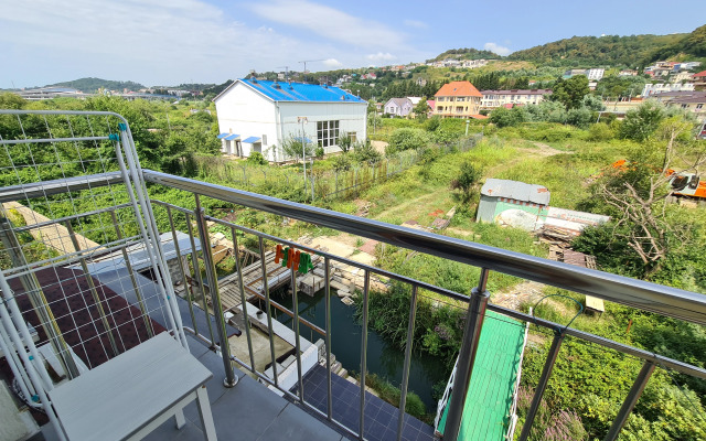 V Siriuse S Otdelnoy Spalney I Balkonom Flat
