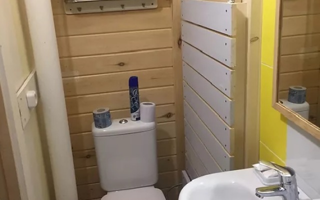 Kamorka S Lezhankoj U Okna Hotel