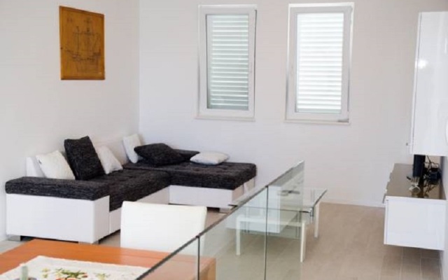 Spacious Beachfront Apartments Tanita