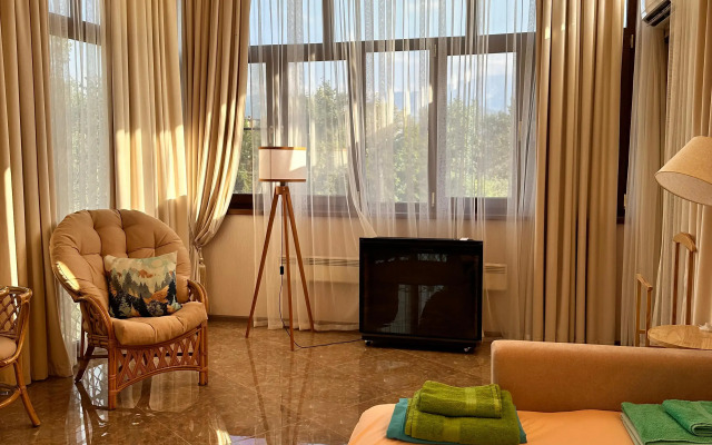 S vidom na gory v ozdorovitelnom centre Reka ZHizni Apartments