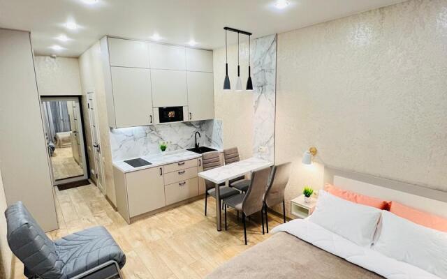 3 mestnye s balkonom i basseynom Apartments