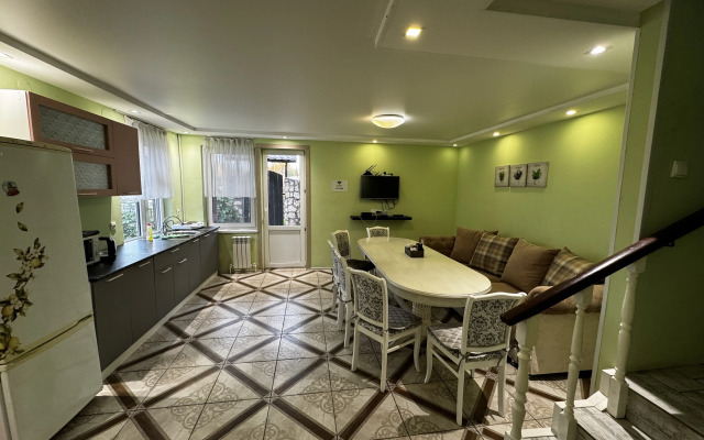 Dvukhetazhny s Saunoy Privat House