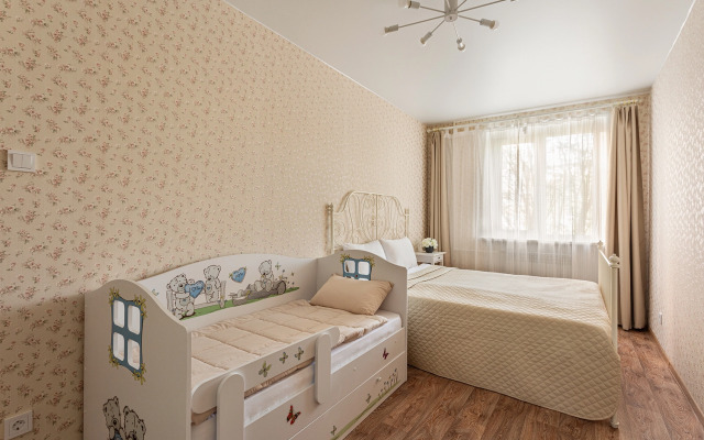 FullHouseApart dvukhkomnatnye apartamenty s balkonom i detskoy krovatkoy Apartments