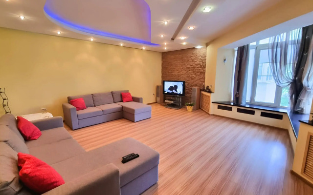 Trekhkomnatnaya v Tsentre Romashki Kvartira