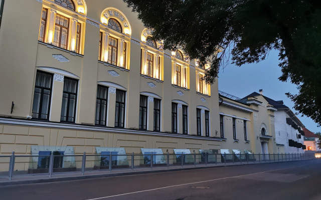 V Tsentre U Pogankinykh  I Menshikovykh Palat Flat