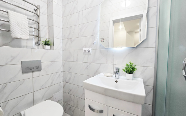 Stil'naya studiya dlya 3kh chelovek s krovatyami i zonoy otdykha na ulitse Flat