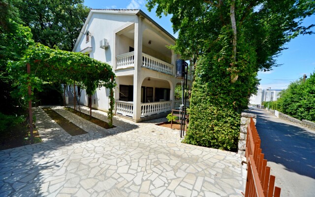 Karmelic Apartments