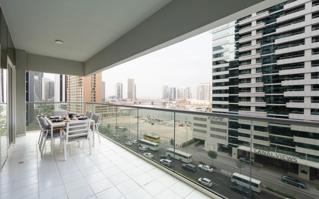 Keyrock Chic 2BR Escape Pool & Lake View Apartments