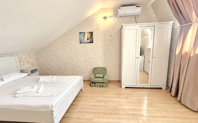 V Tsentre Goroda Private House