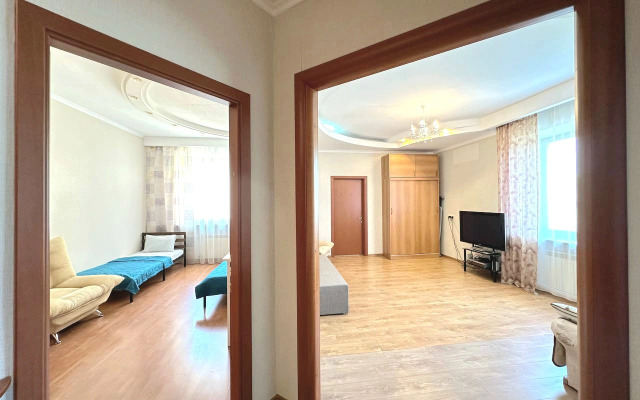 Chetyrekhkomnatnaya v Centre na Ostrovskogo Flat