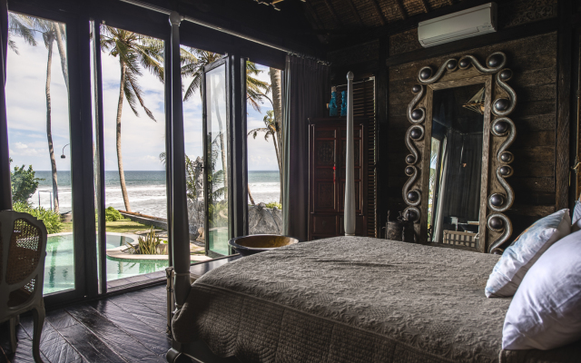 Absolute Beachfront Villa Laut