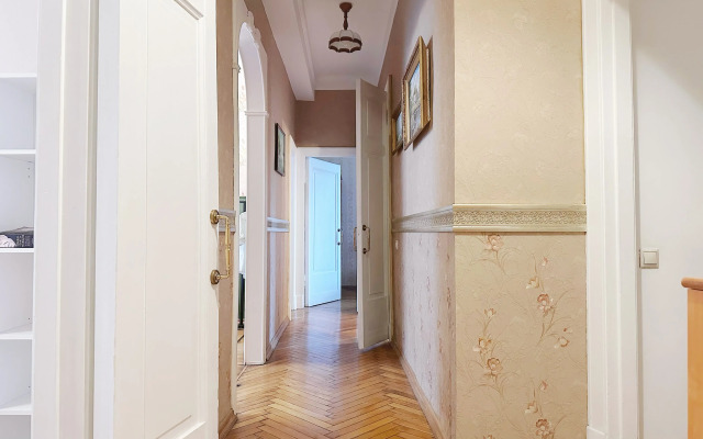 Chetyrekhkomnatnaya Natali Apart V Tsentre Moskvy Flat