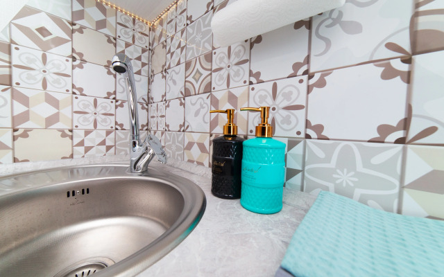 Na 16 Etazhe s Zavorazhivayuschimi Zakatami Apartments