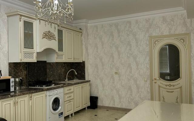 V Novom Chastnom Trekhetazhnom Dome Apartments 2