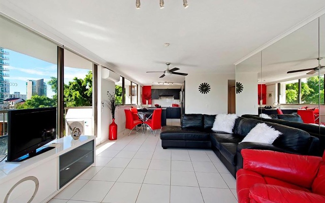 Holiday Resort in Surfers Paradise with City View Apartments – Guest Rooms – Gold Coast